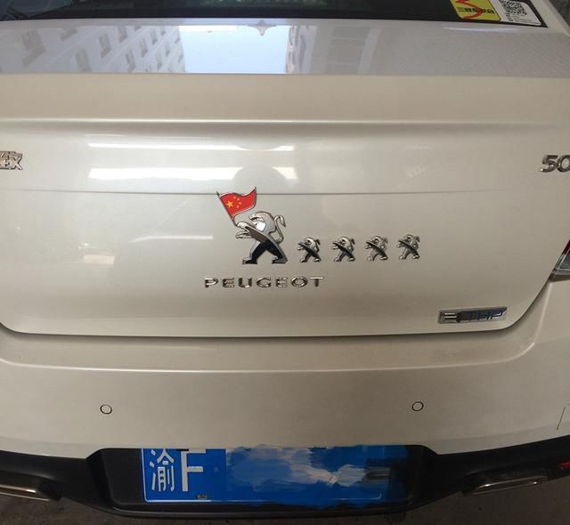 被玩壞的車(chē)標(biāo)，圖一我忍了，圖二我再忍，圖四我忍無(wú)可忍