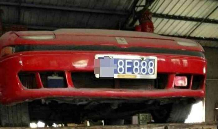 車牌4個8, 車標(biāo)是匹馬, 但車子卻不是法拉利
