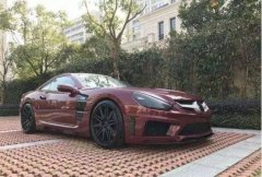 小區(qū)來了輛跑車，車標像馬卻