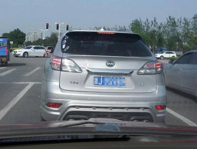 車主將車標(biāo)志換成自己名字，并且在車牌下還安裝88888&ldquo;牌照&rdquo;！