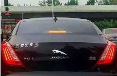 車主將車標志換成自己名字，