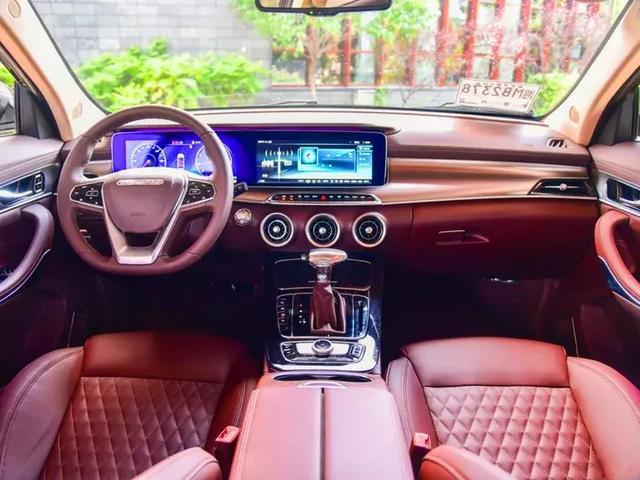 把內飾LOGO擋住，完全看不出這是款10萬的車！