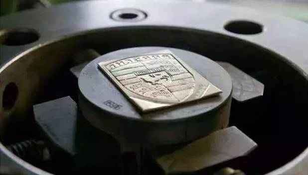 保時(shí)捷為什么貴？看車標(biāo)就知道了！