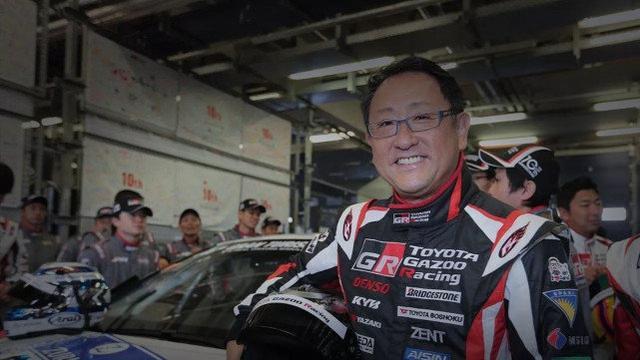 豐田章男的座駕，&ldquo;金鳳凰&rdquo;車標(biāo)很別致，氣場(chǎng)不輸勞斯萊斯