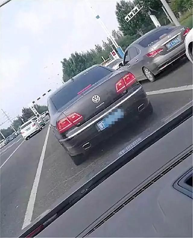 路遇&ldquo;帕薩特&rdquo;，看到車標(biāo)下帶字母，立馬拉手剎！