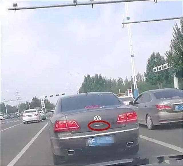 路遇&ldquo;帕薩特&rdquo;，看到車標(biāo)下帶字母，立馬拉手剎！