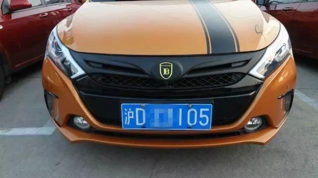 車標(biāo)玩出新高度，有司機車標(biāo)改的太惹火，交警都忍不住了