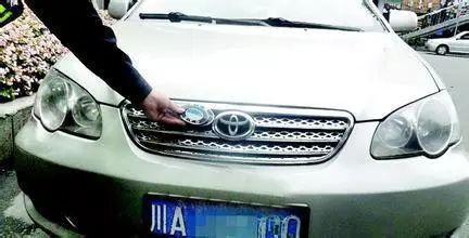 車標(biāo)玩出新高度，有司機車標(biāo)改的太惹火，交警都忍不住了