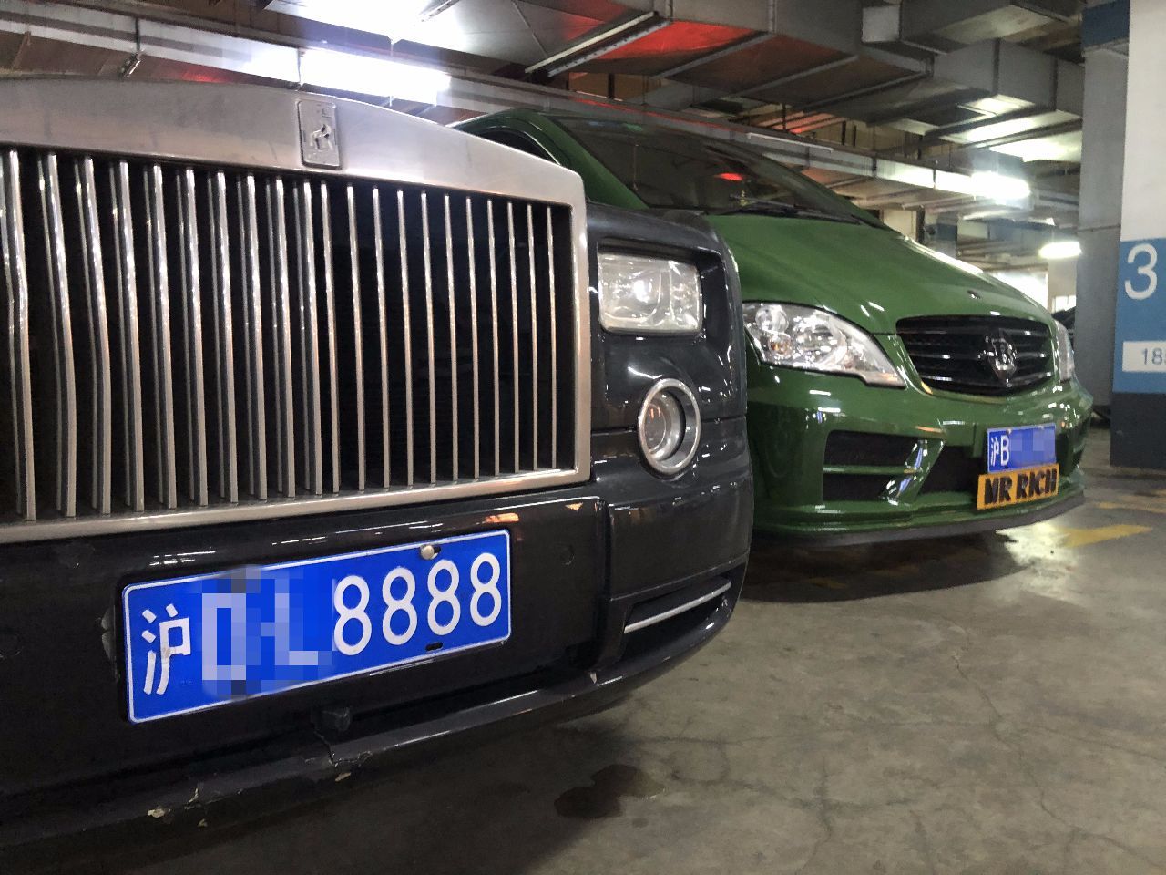 1000萬勞斯萊斯幻影，車牌四個(gè)八，車標(biāo)掉漆，輪標(biāo)起霧