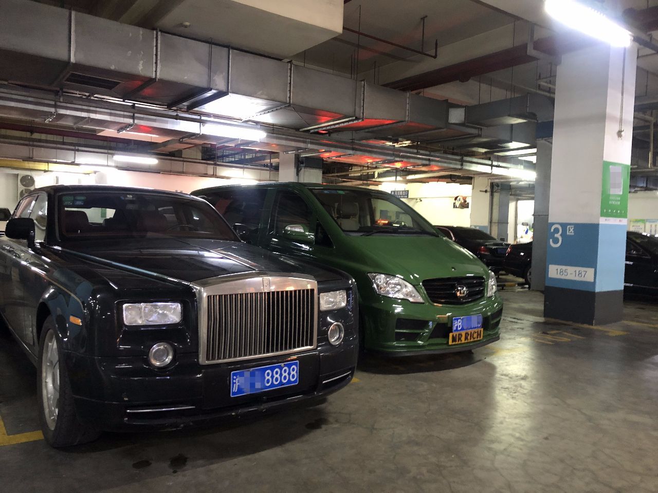 1000萬勞斯萊斯幻影，車牌四個(gè)八，車標(biāo)掉漆，輪標(biāo)起霧