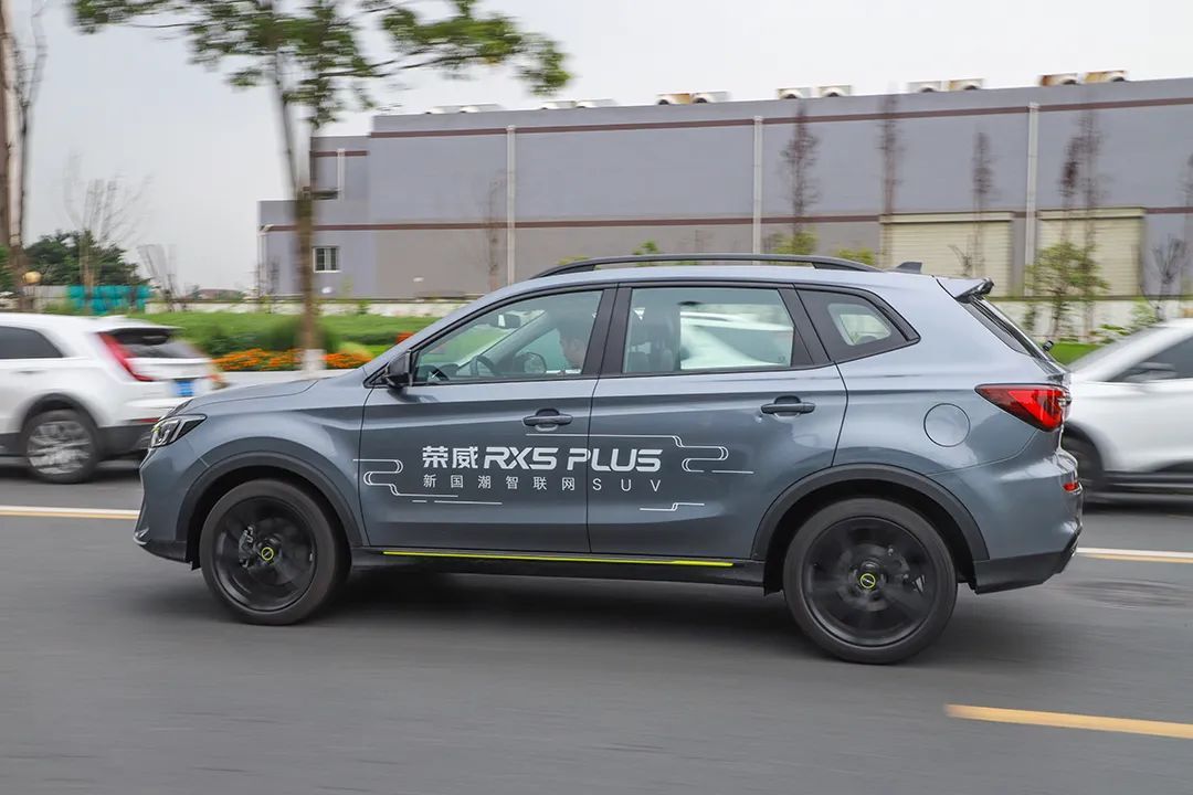 全新獅標(biāo)LOGO 首款參數(shù)化設(shè)計(jì)車型 試駕榮威RX5 PLUS